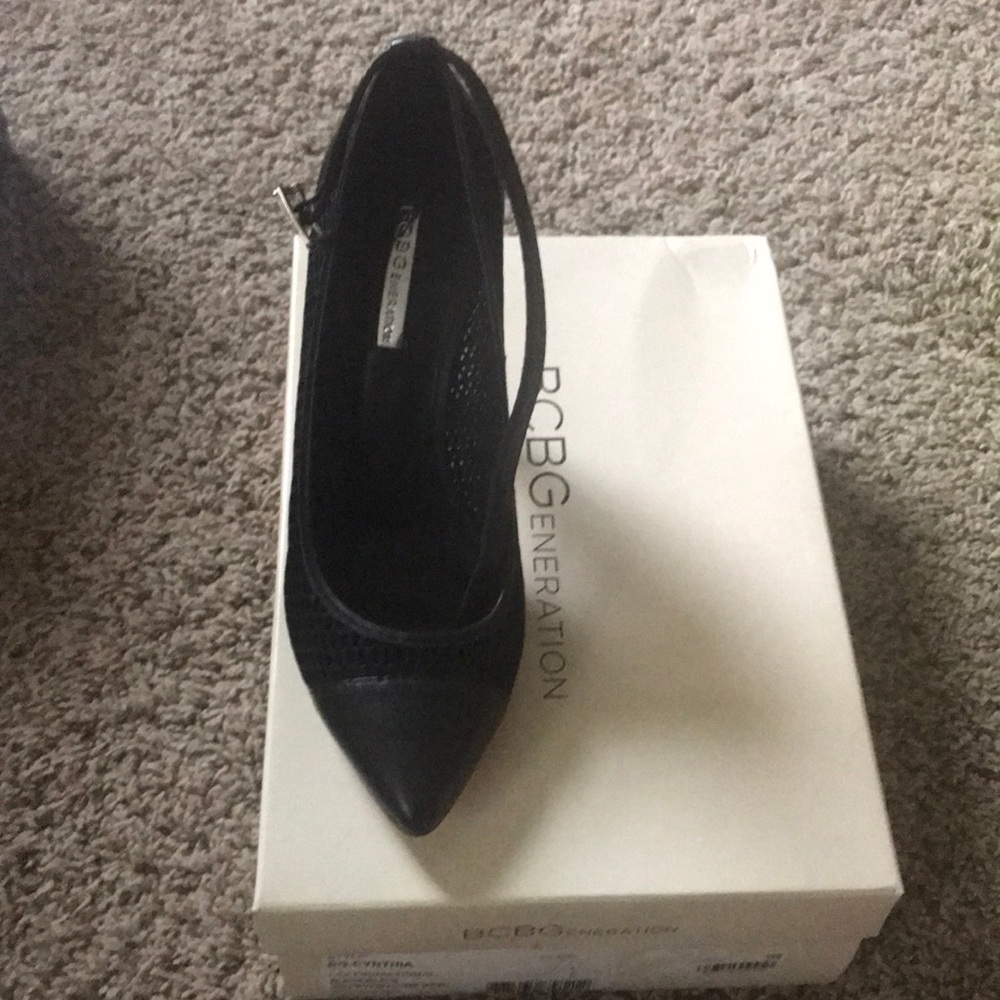 Size 6 BCBG black pump with coney comb mesh